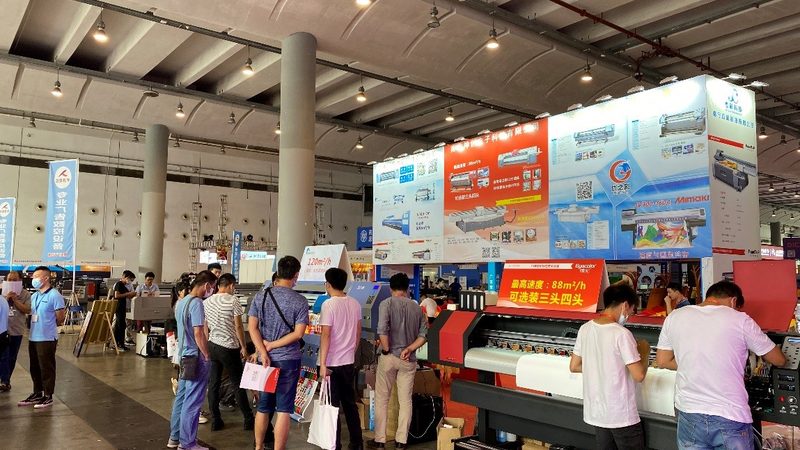 服装店喷绘背景墙加盟代理：揭秘其背后的工艺与价值