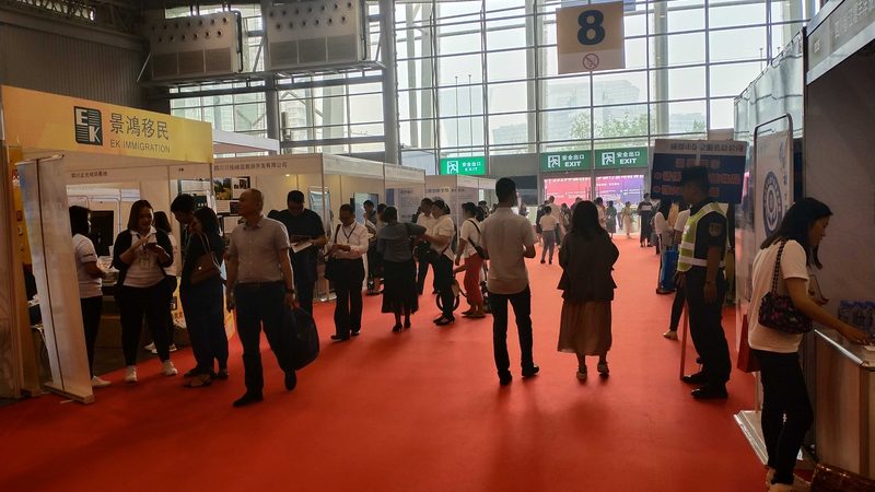 草坪婚礼舞台搭建材质推荐：如何打造浪漫氛围
